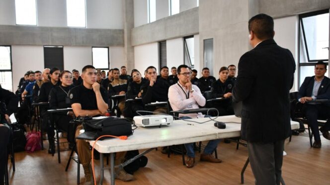 Capacitan a policías en Jalisco