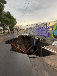 Socavón afecta suministro de agua en Zapopan