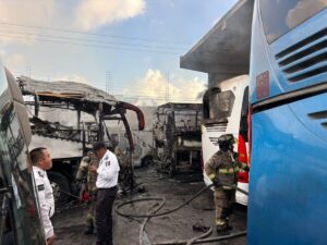 Rápida intervención de cuerpos de emergencia controla incendio en encierro de autobuses en Cancún