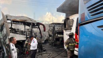 Rápida intervención de cuerpos de emergencia controla incendio en encierro de autobuses en Cancún