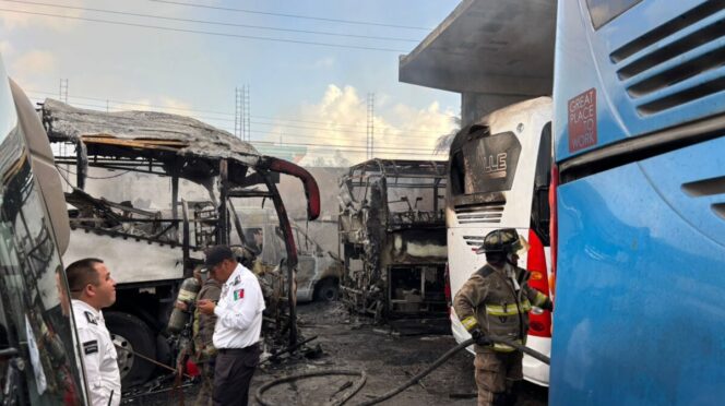 Rápida intervención de cuerpos de emergencia controla incendio en encierro de autobuses en Cancún