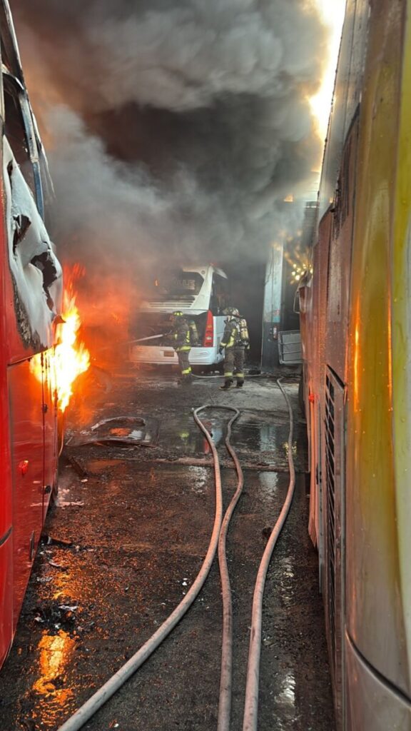 Rápida intervención de cuerpos de emergencia controla incendio en encierro de autobuses en Cancún