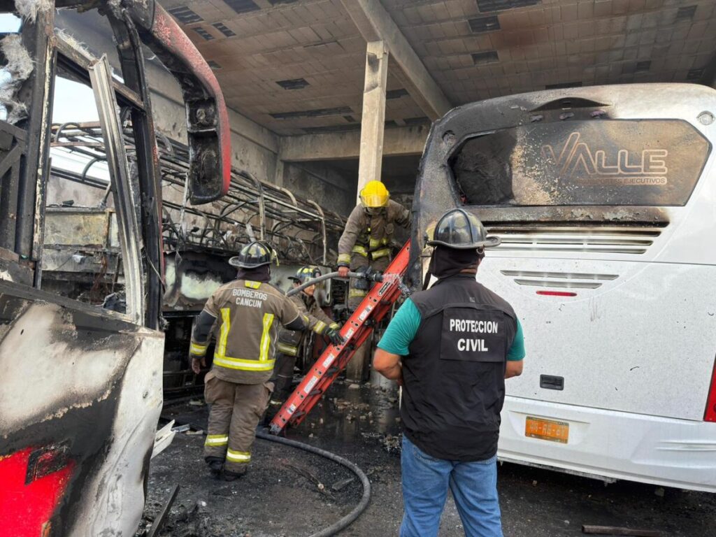 Rápida intervención de cuerpos de emergencia controla incendio en encierro de autobuses en Cancún