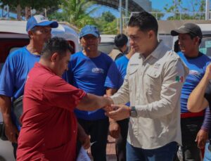 Eduardo Asencio fortalece alianza con mototaxistas para proteger a la niñez de Puerto Aventuras.