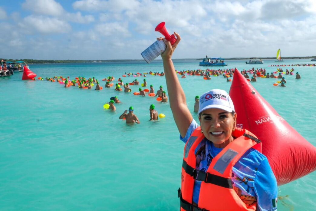 Encabeza Mara Lezama el XX Maratón de Aguas Abiertas de Bacalar; más de mil 500 nadadores