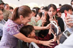 Claudia Sheinbaum entrega tarjetas de la Beca Rita Cetina