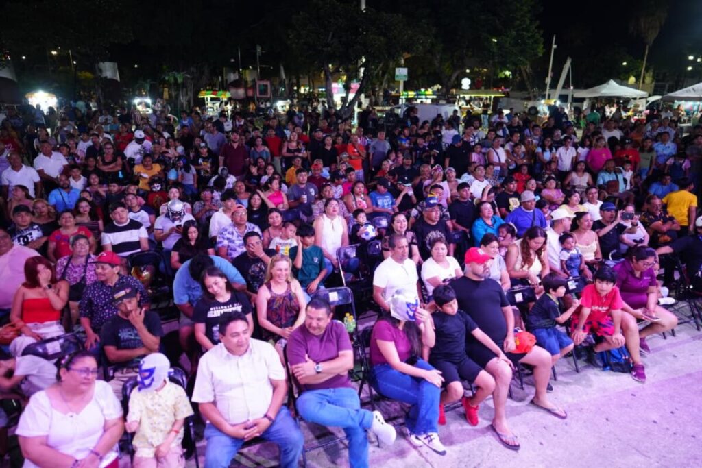 Chacón festeja a papá en su día con sensacional función de lucha libre