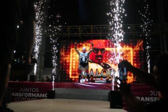 Chacón festeja a papá en su día con sensacional función de lucha libre