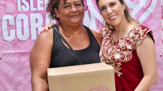 Atenea acerca apoyos alimentarios a mujeres de Zona Continental con “Isleña de Corazón”