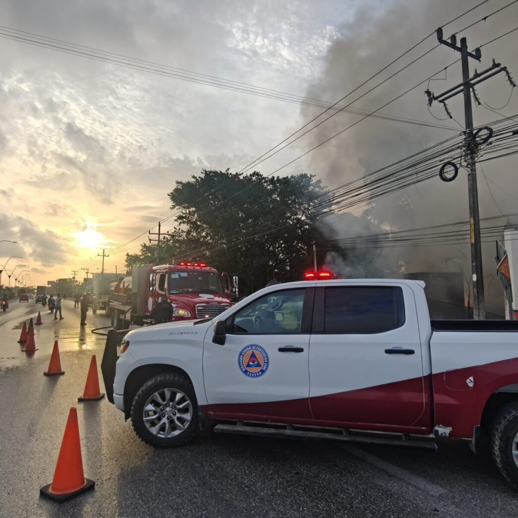 Actuación oportuna de bomberos y corporaciones de emergencia controla incendio en Cancún