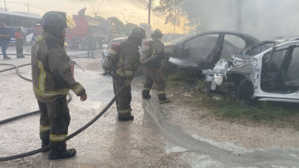 Actuación oportuna de bomberos y corporaciones de emergencia controla incendio CTUACIÓN OPORTUNA DE BOMBEROS Y CORPORACIONES DE EMERGENCIA CONTROLA INCENDIO EN CANCÚN