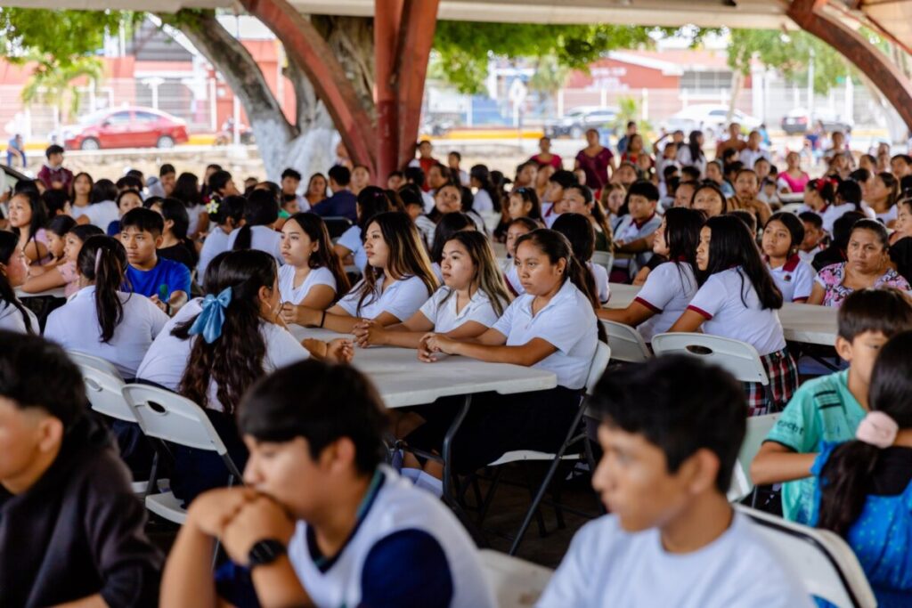 Entrega Diego Castañon mil becas educativas para fortalecer la permanencia escolar en Tulum