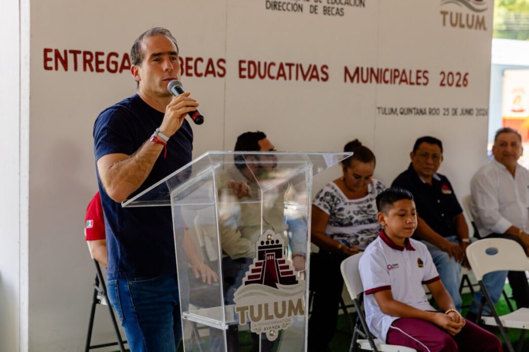 Entrega Diego Castañon mil becas educativas para fortalecer la permanencia escolar en Tulum