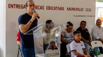 Entrega Diego Castañon mil becas educativas para fortalecer la permanencia escolar en Tulum