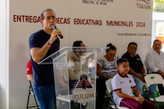 Entrega Diego Castañon mil becas educativas para fortalecer la permanencia escolar en Tulum