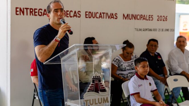 Entrega Diego Castañon mil becas educativas para fortalecer la permanencia escolar en Tulum