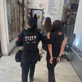 Detienen a mujer por presunta suplantación de identidad