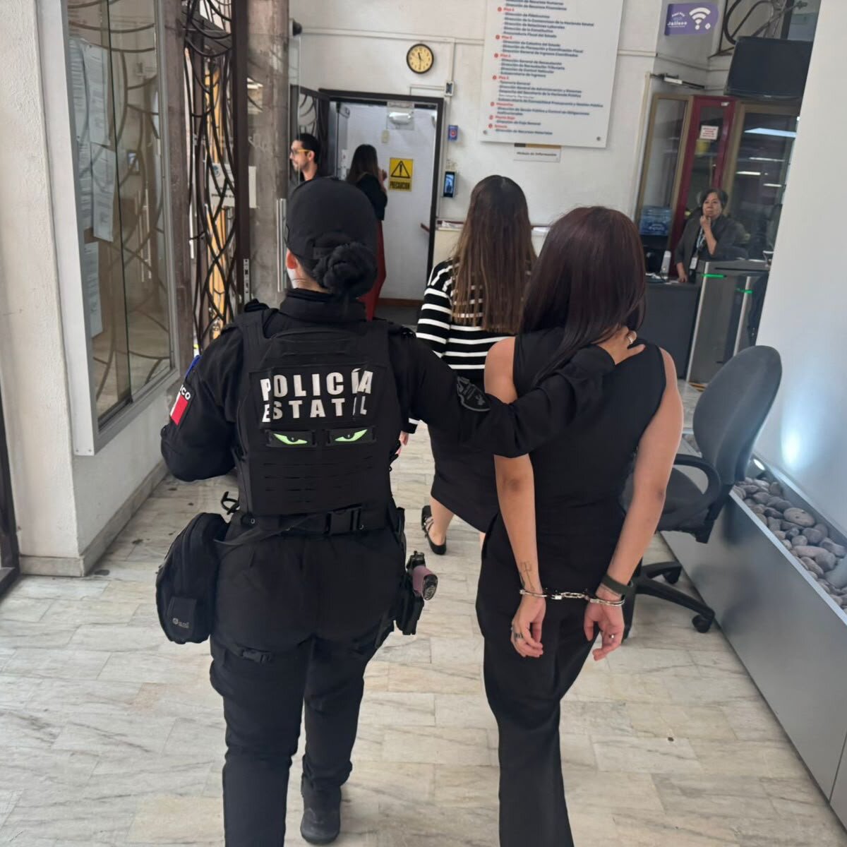 Detienen a mujer por presunta suplantación de identidad