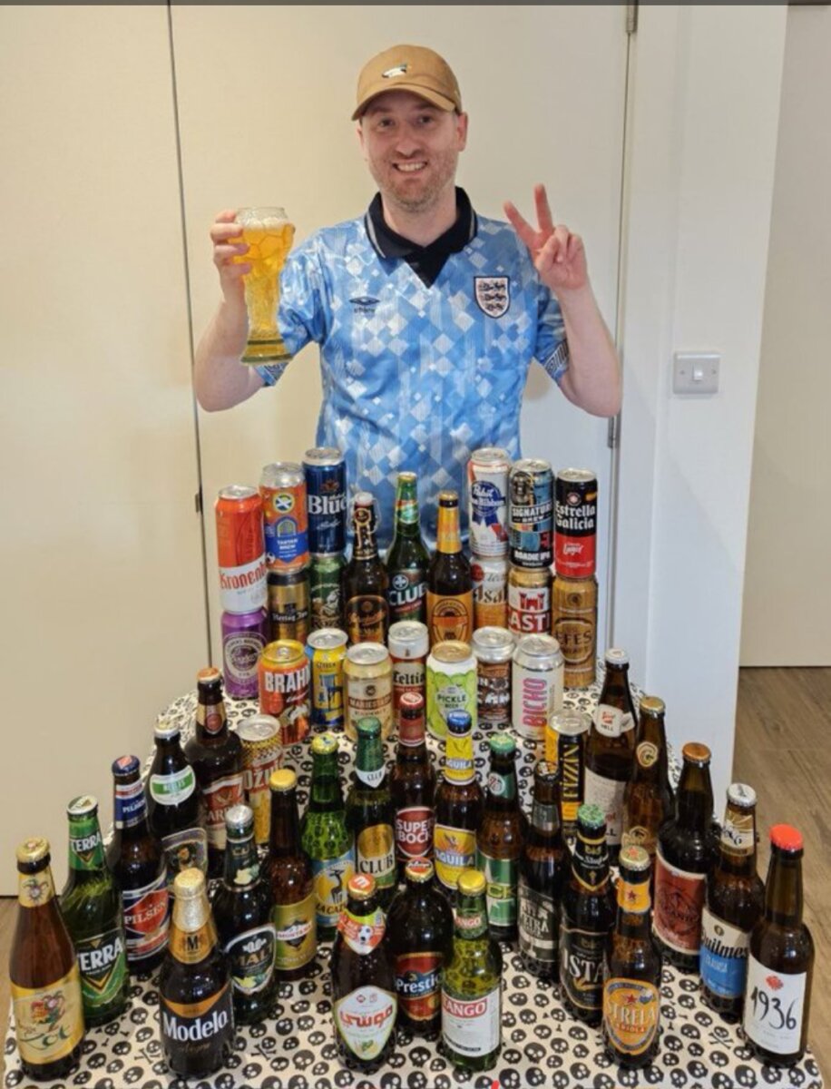 ¿Reunir estampas del mundial?, es cosa de niños. Aficionado inglés colecciona una cerveza por cada país participante y se las irá tomando conforme vayan quedando eliminados