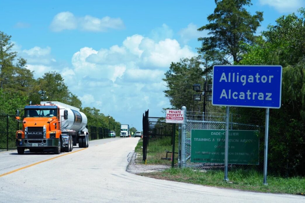 Cierra “Alligator Alcatraz”: DeSantis clausura el polémico campo migratorio de los Everglades tras procesar 21 mil deportaciones