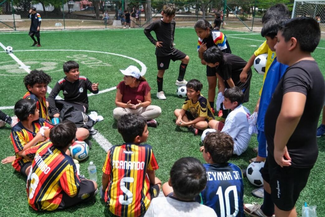 Mara Lezama supervisa el uso de la cancha de fútbol 5 de la Supermanzana 29, legado del Mundial Social 2026
