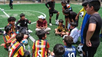 Mara Lezama supervisa el uso de la cancha de fútbol 5 de la Supermanzana 29, legado del Mundial Social 2026