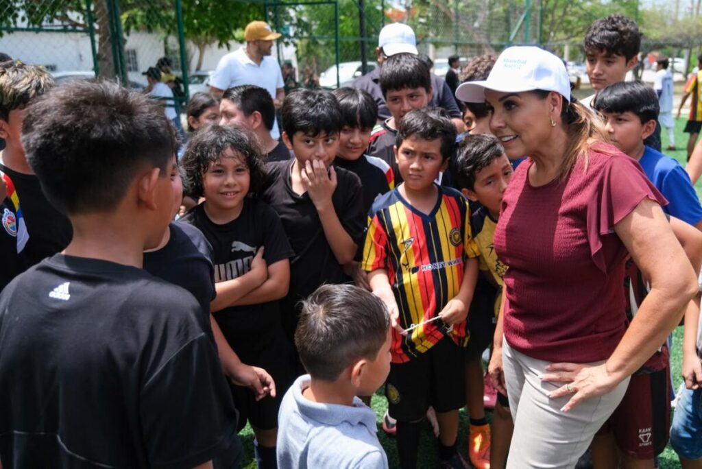 Mara Lezama supervisa el uso de la cancha de fútbol 5 de la Supermanzana 29, legado del Mundial Social 2026