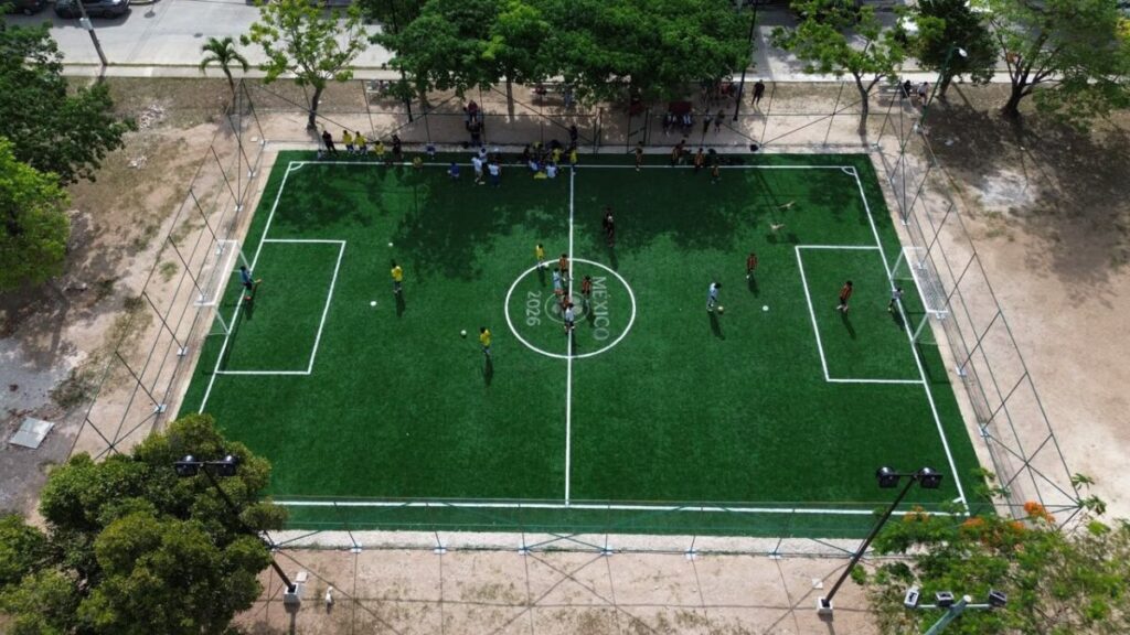 Mara Lezama supervisa el uso de la cancha de fútbol 5 de la Supermanzana 29, legado del Mundial Social 2026