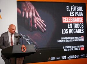 En equipo contra la violencia familiar durante la fiesta del Futbol