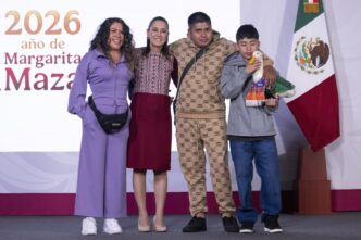 Pato Merlín en Palacio Nacional: Sheinbaum ofrece apoyo a la familia del ave viral