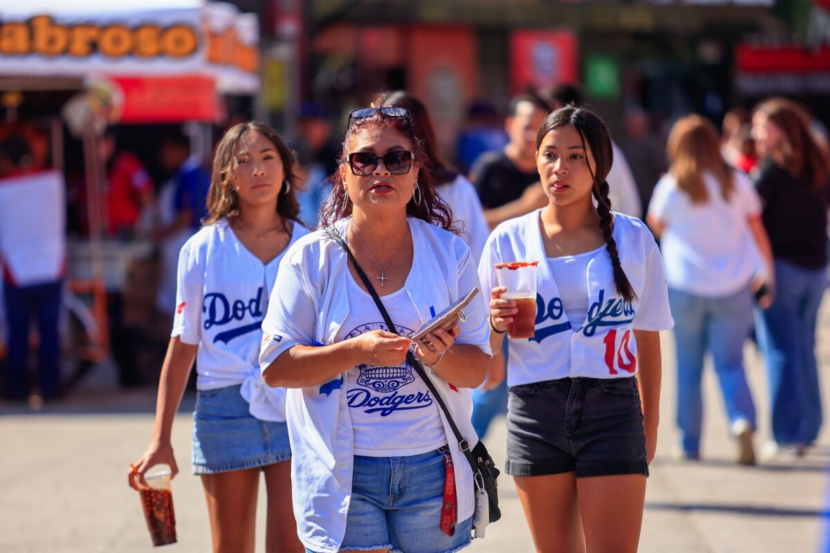 Ex Dodger, Justin Turner, atrae a Tijuana a cientos de aficionados de la “marea azul” de Los Ángeles