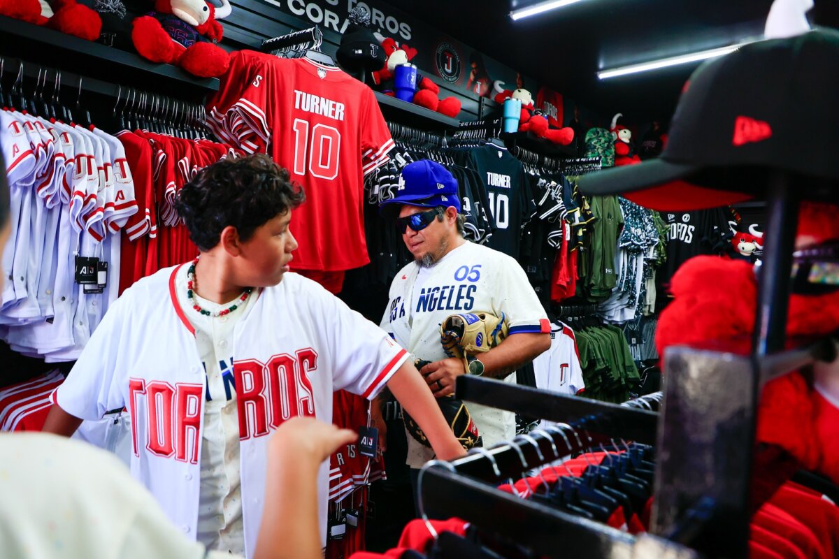 Ex Dodger, Justin Turner, atrae a Tijuana a cientos de aficionados de la “marea azul” de Los Ángeles