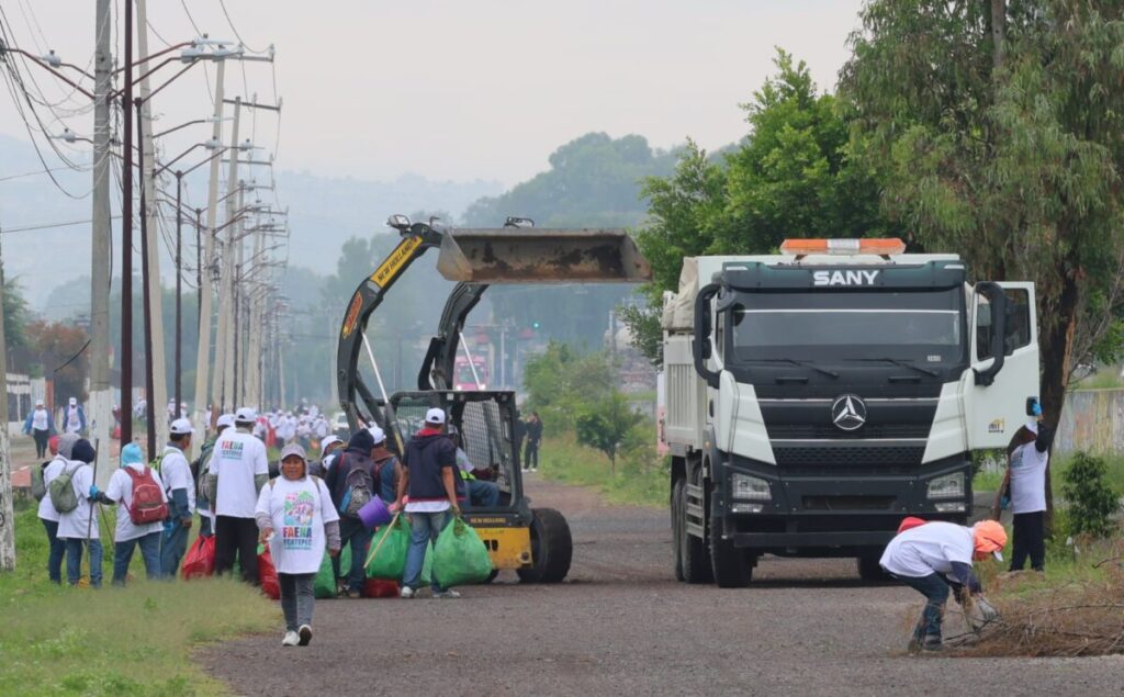 Participan miles en Faena Ecatepec, la más grande de México
