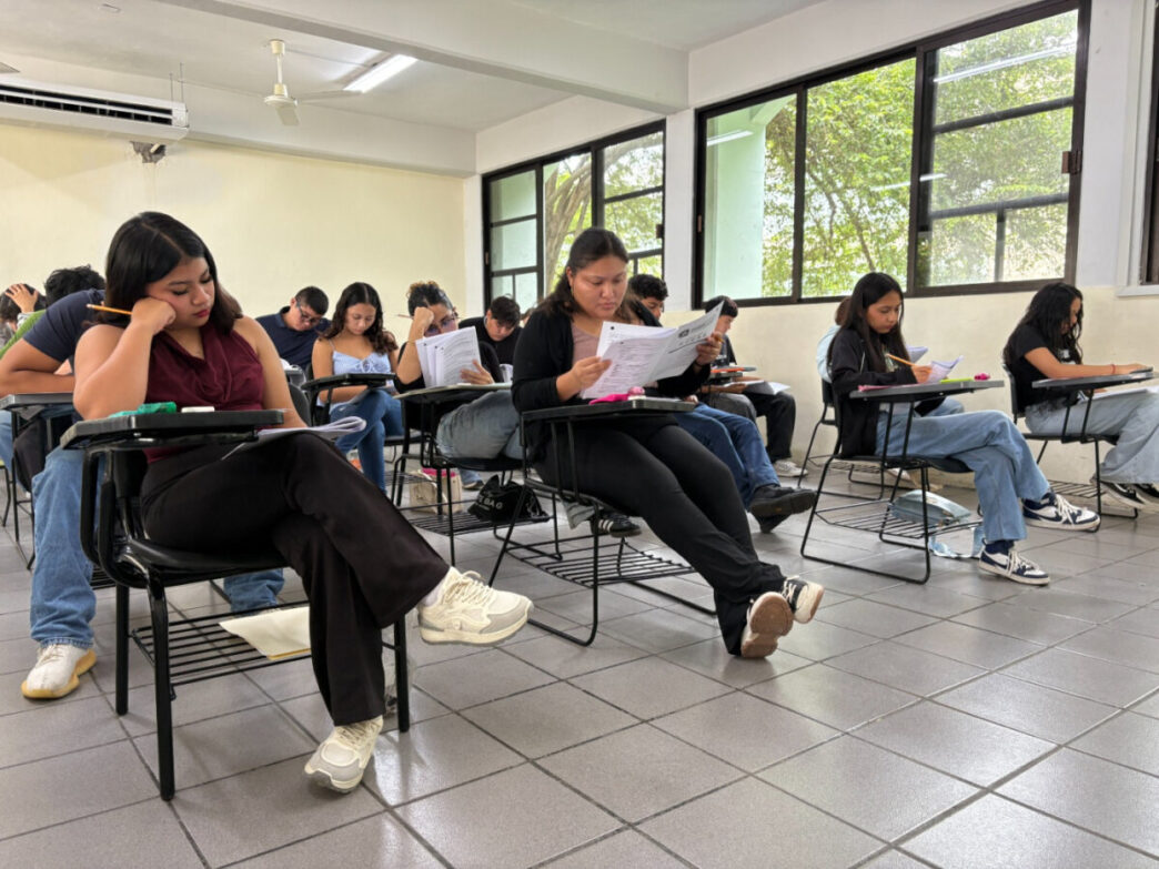Presentan examen aspirantes a ingresar a la Universidad Autónoma de Quintana Roo