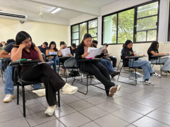 Presentan examen aspirantes a ingresar a la Universidad Autónoma de Quintana Roo