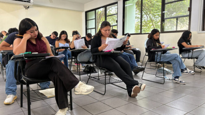 Presentan examen aspirantes a ingresar a la Universidad Autónoma de Quintana Roo