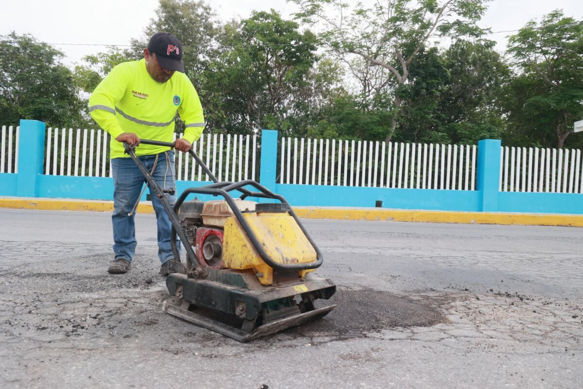 Gobierno de Isla Mujeres refuerza trabajos de bacheo para mejorar la seguridad vial