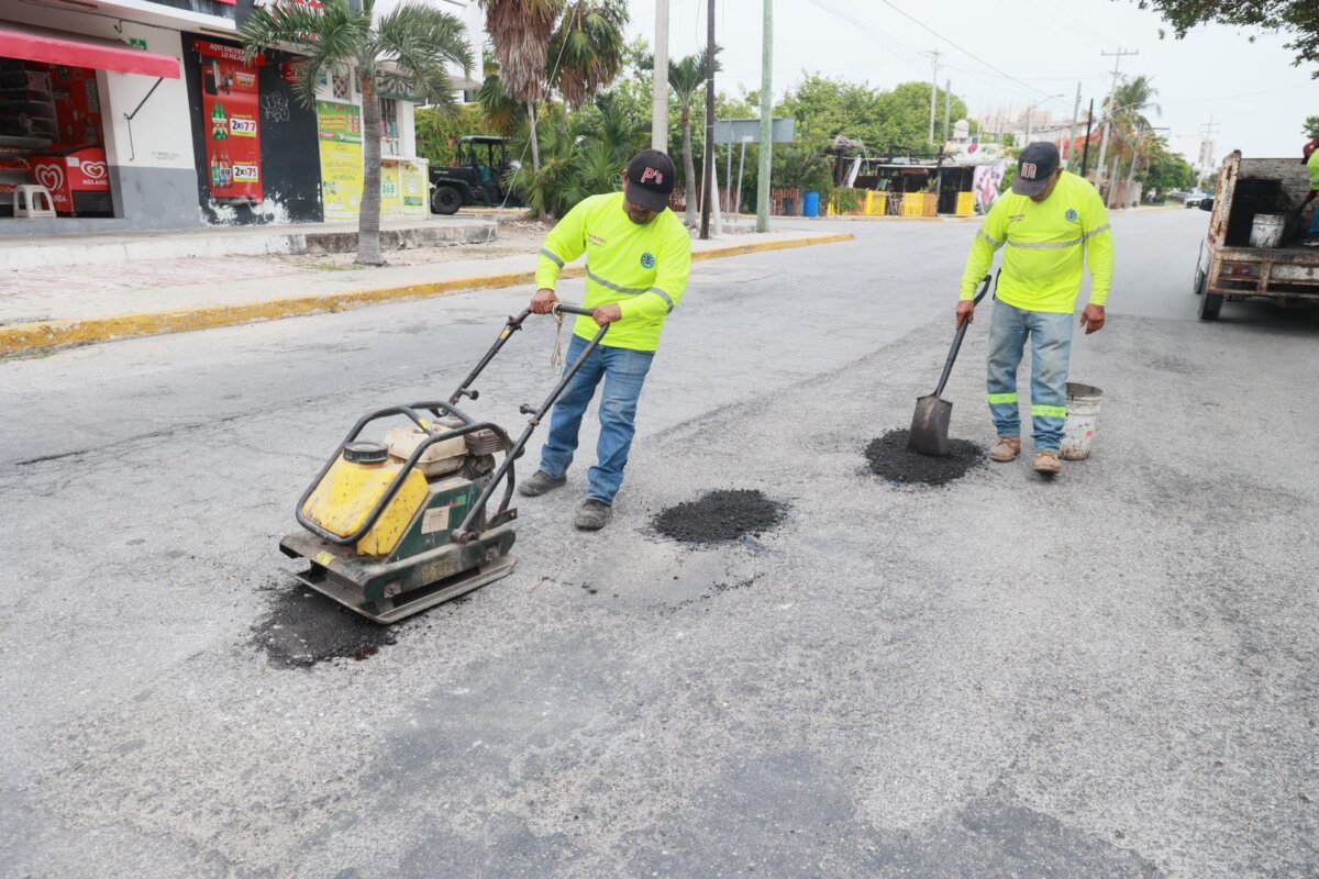 Gobierno de Isla Mujeres refuerza trabajos de bacheo para mejorar la seguridad vial