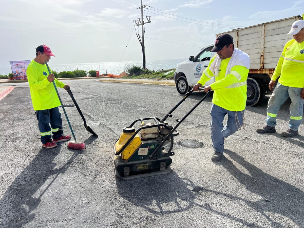 Gobierno de Isla Mujeres refuerza trabajos de bacheo para mejorar la seguridad vial
