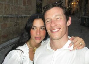 Dua Lipa llega a Sicilia, Italia con Callum Turner
