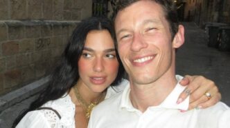 Dua Lipa llega a Sicilia, Italia con Callum Turner