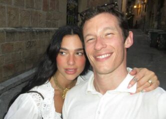 Dua Lipa llega a Sicilia, Italia con Callum Turner