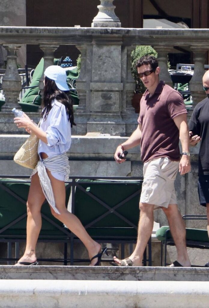 Dua Lipa llega a Sicilia, Italia con Callum Turner