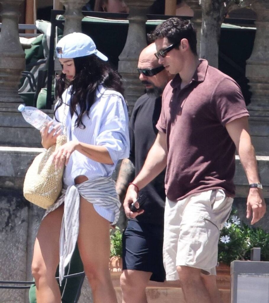 Dua Lipa llega a Sicilia, Italia con Callum Turner