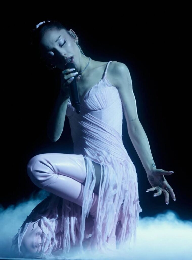 Ariana Grande regresa a los escenarios