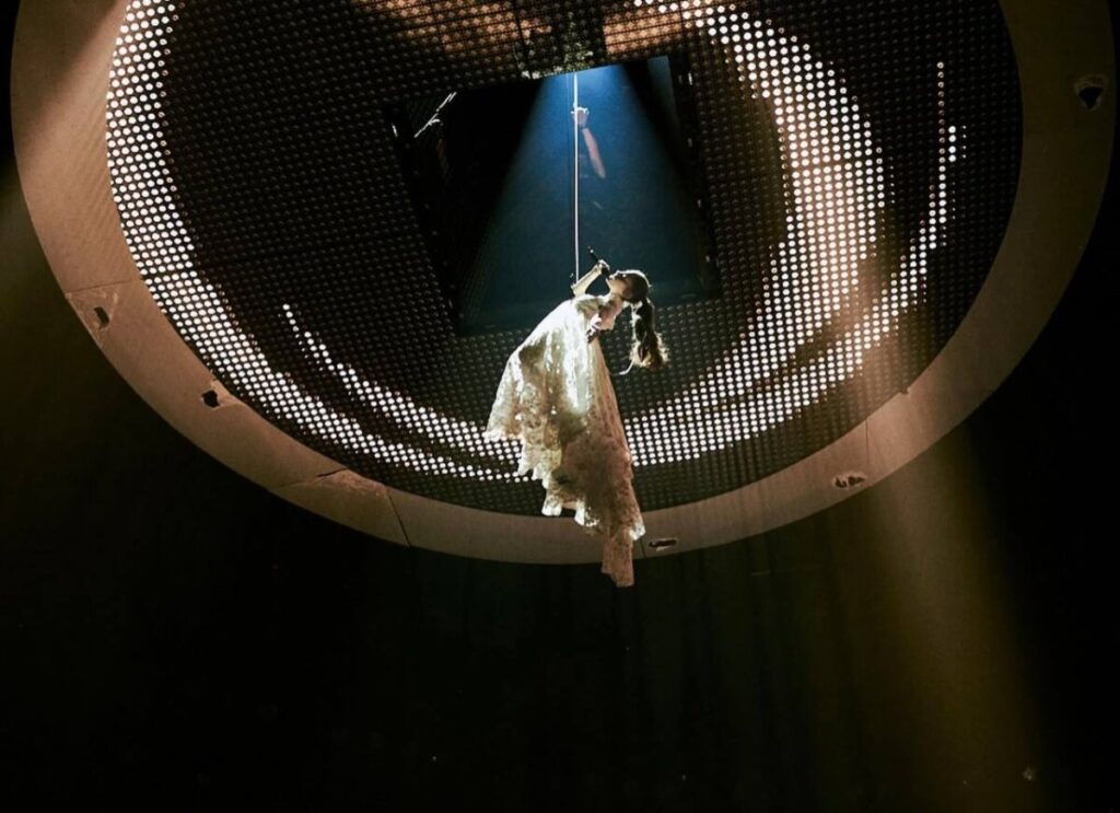 Ariana Grande regresa a los escenarios