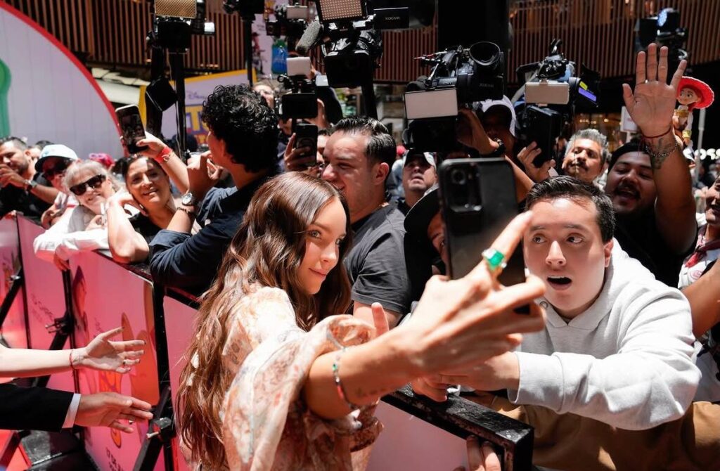 Belinda en la premiere de “Toy Story 5”