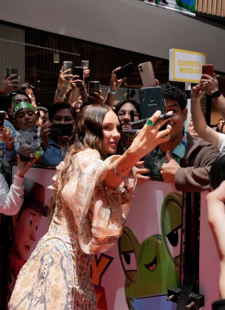 Belinda en la premiere de “Toy Story 5”