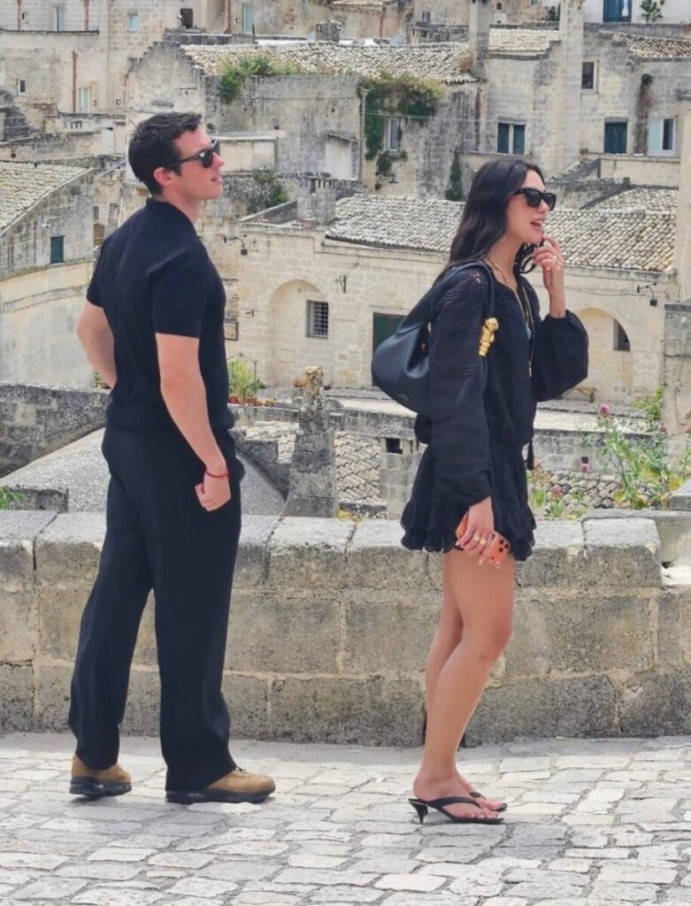 Paparazzis exhiben la luna de miel de Dua Lipa y Callum Turner