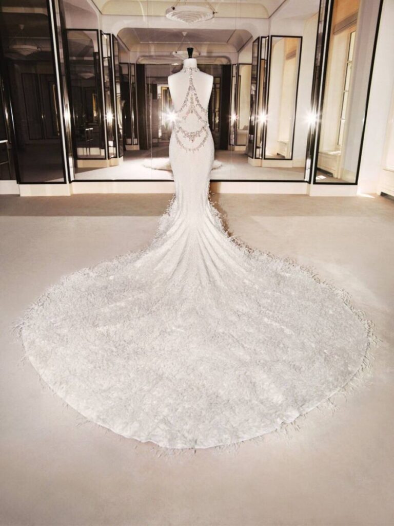 Dua Lipa revela su espectacular vestido de novia diseñado por Chanel